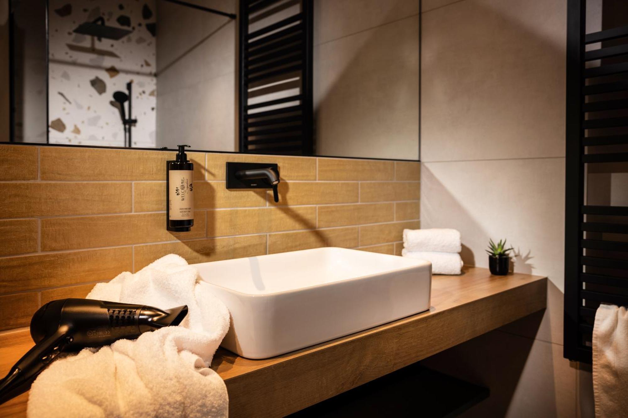 Zeit Und Raum Hotel - Self Check-In Eggelsberg エクステリア 写真